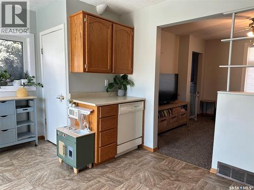24 3Rd Avenue Se, Weyburn, SK - Indoor Photo Showing Kitchen