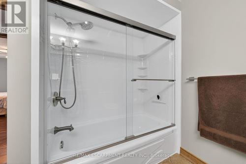 6 Regal Drive, Hamilton, ON - Indoor Photo Showing Bathroom