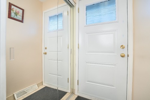 Hall d'entrée/Vestibule - 966 Av. Du Parc, Laval (Saint-Vincent-De-Paul), QC - Indoor Photo Showing Other Room