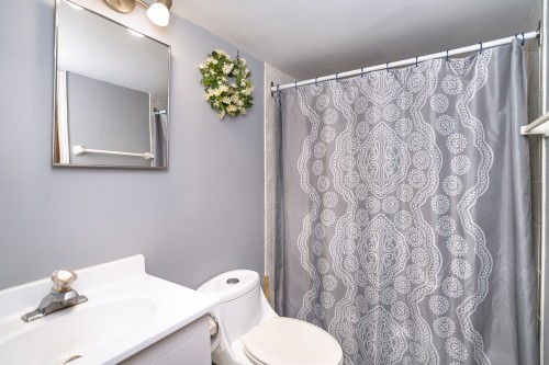 Salle de bains - 966 Av. Du Parc, Laval (Saint-Vincent-De-Paul), QC - Indoor Photo Showing Bathroom