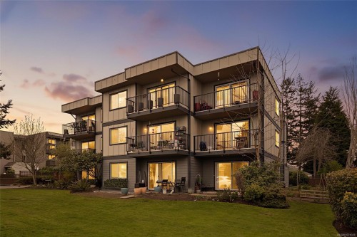 304-2427 Amherst Ave  Sidney, BC V8L 2H1