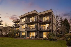 304-2427 Amherst Ave Sidney, BC V8L 2H1