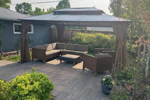 696 Ash St, Winnipeg, MB 