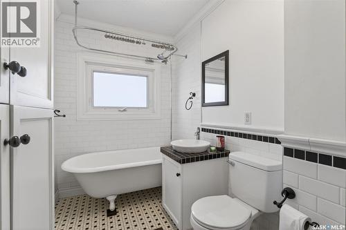 408 10Th Street E, Prince Albert, SK - Indoor Photo Showing Bathroom