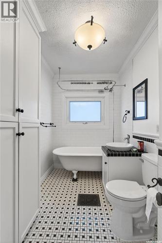 408 10Th Street E, Prince Albert, SK - Indoor Photo Showing Bathroom