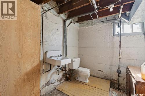 408 10Th Street E, Prince Albert, SK - Indoor Photo Showing Bathroom