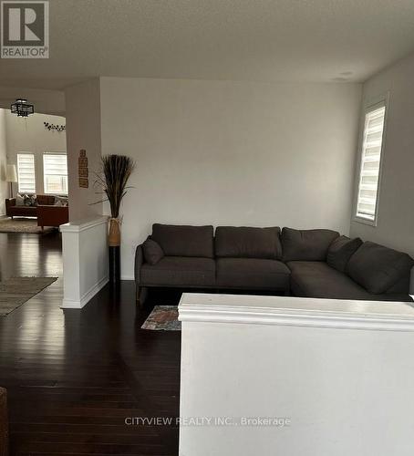 7 Woodvalley Court, Hamilton, ON - Indoor Photo Showing Living Room
