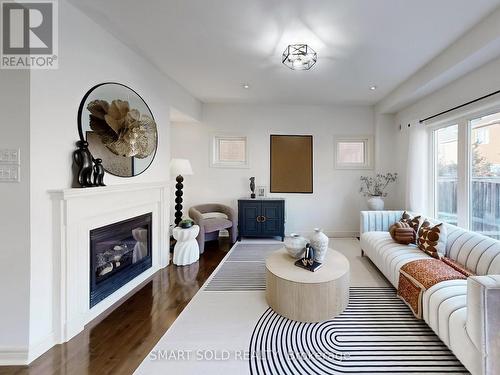 25 FIELDFLOWER CRESCENT  Richmond Hill, ON L4E 5E9