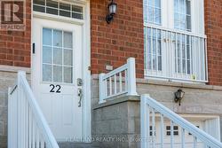 22 LORING DOOLITTLE COURT  Aurora, ON L4G 7Y8
