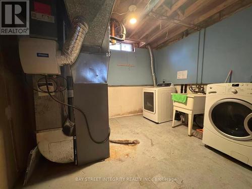 4255 Wakefield Crescent, Mississauga, ON - Indoor Photo Showing Laundry Room
