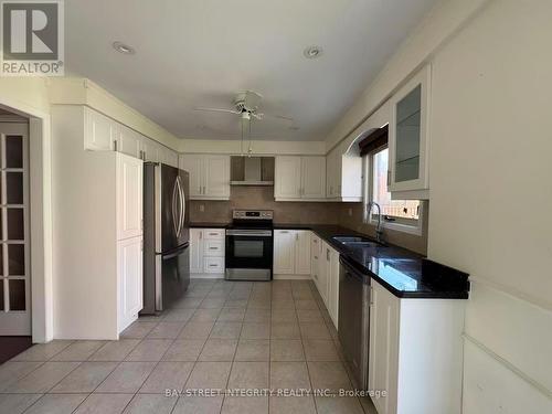4255 Wakefield Crescent, Mississauga, ON - Indoor Photo Showing Kitchen With Double Sink