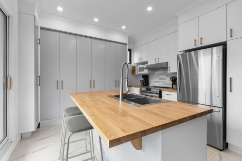 Kitchen - 5574  - 5576 Av. Wilderton, Montréal (Côte-Des-Neiges/Notre-Dame-De-Grâce), QC - Indoor Photo Showing Kitchen With Double Sink With Upgraded Kitchen