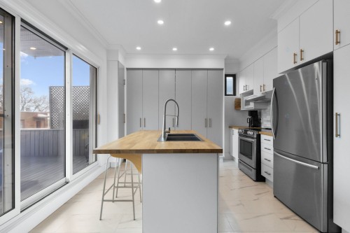 Kitchen - 5574  - 5576 Av. Wilderton, Montréal (Côte-Des-Neiges/Notre-Dame-De-Grâce), QC - Indoor Photo Showing Kitchen With Double Sink With Upgraded Kitchen