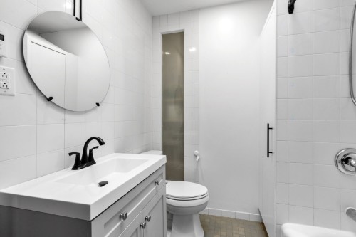 Bathroom - 5574  - 5576 Av. Wilderton, Montréal (Côte-Des-Neiges/Notre-Dame-De-Grâce), QC - Indoor Photo Showing Bathroom