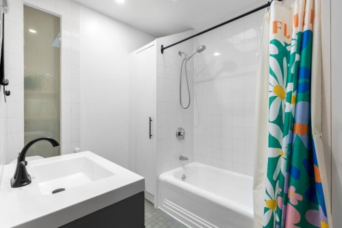 Bathroom - 5574  - 5576 Av. Wilderton, Montréal (Côte-Des-Neiges/Notre-Dame-De-Grâce), QC - Indoor Photo Showing Bathroom