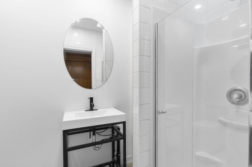 Bathroom - 5574  - 5576 Av. Wilderton, Montréal (Côte-Des-Neiges/Notre-Dame-De-Grâce), QC - Indoor Photo Showing Bathroom