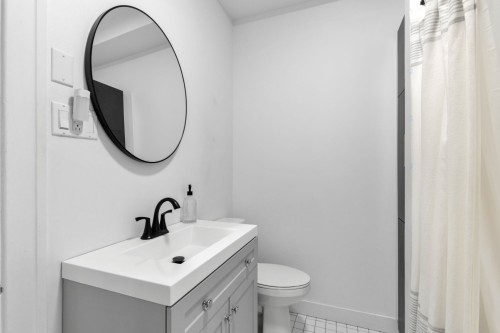Bathroom - 5574  - 5576 Av. Wilderton, Montréal (Côte-Des-Neiges/Notre-Dame-De-Grâce), QC - Indoor Photo Showing Bathroom