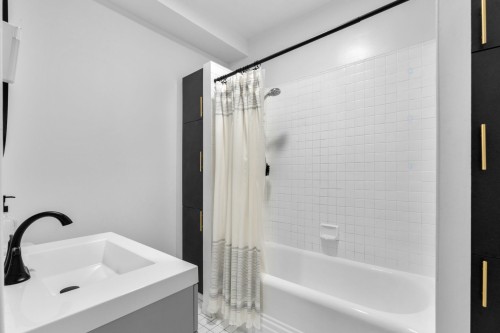 Bathroom - 5574  - 5576 Av. Wilderton, Montréal (Côte-Des-Neiges/Notre-Dame-De-Grâce), QC - Indoor Photo Showing Bathroom