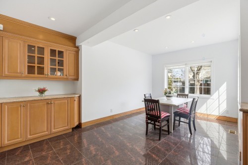 Dinette - 138 Av. Highfield, Mont-Royal, QC - Indoor