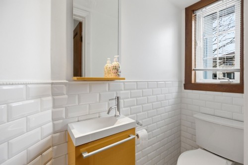 Powder room - 138 Av. Highfield, Mont-Royal, QC - Indoor Photo Showing Bathroom