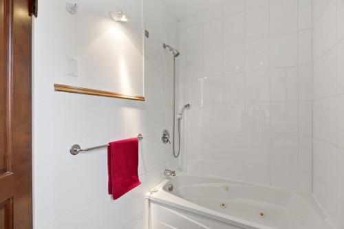 Master Bathroom - 138 Av. Highfield, Mont-Royal, QC - Indoor Photo Showing Bathroom