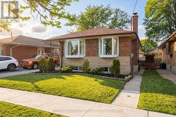 7 GRASSINGTON CRESCENT Toronto, ON M1G 1X4