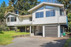 1568 Arbordale Ave Saanich, BC V8N 2B7