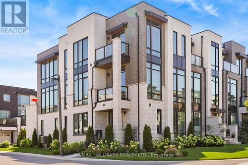 15 CARRVILLE WOODS CIRCLE  Vaughan, ON L6A 4Z6