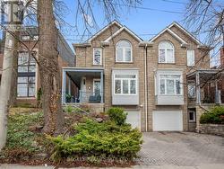 8 DE SAVERY CRESCENT Toronto, ON M4S 2L2
