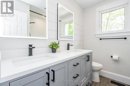 8 Malta Crescent, Springwater, ON - Indoor Photo Showing Bathroom