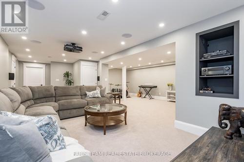 8 Malta Crescent, Springwater, ON - Indoor Photo Showing Living Room