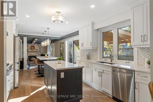16 Briarfield Crescent, St. Catharines (Glendale/Glenridge), ON - Indoor Photo Showing Kitchen With Double Sink With Upgraded Kitchen