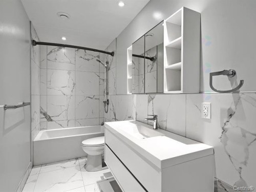 Salle de bains - 3515 Boul. Décarie, Montréal (Côte-Des-Neiges/Notre-Dame-De-Grâce), QC - Indoor Photo Showing Bathroom