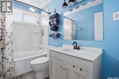68 Young Crescent, Regina, SK - Indoor Photo Showing Bathroom