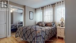 Secondary Bedroom with 2 closets - 