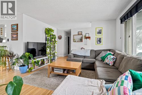78 Wood Crescent, Regina, SK - Indoor Photo Showing Living Room