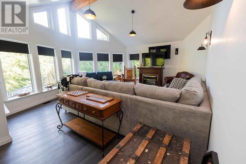 3882 Hamilton Dr, Hilton, ON - Indoor Photo Showing Living Room With Fireplace
