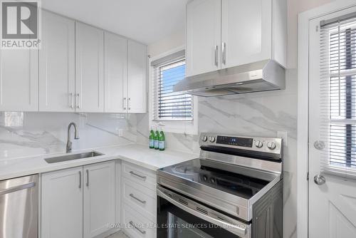 1038 Alexandra Avenue, Mississauga, ON - Indoor Photo Showing Kitchen