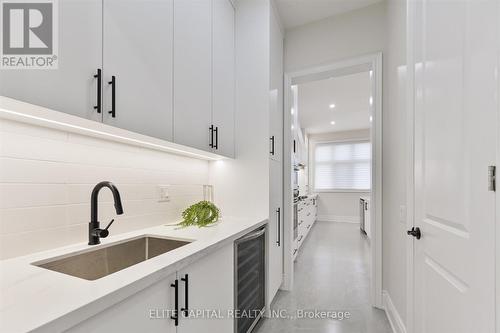33 Straw Cutter Gate, Vaughan, ON - Indoor Photo Showing Kitchen
