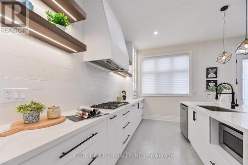 33 Straw Cutter Gate, Vaughan, ON - Indoor Photo Showing Kitchen With Upgraded Kitchen