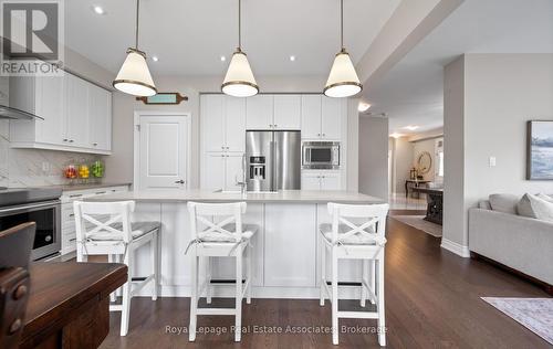 1285 Raspberry Terrace, Milton, ON - Indoor Photo Showing Kitchen With Upgraded Kitchen