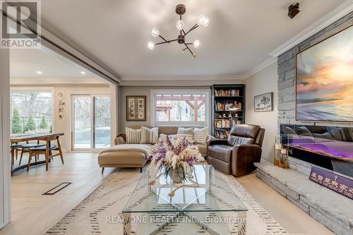 1005 Fair Birch Drive, Mississauga, ON - Indoor Photo Showing Living Room