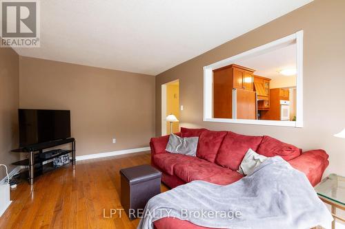 54 Meyer Circle, Markham, ON - Indoor Photo Showing Living Room