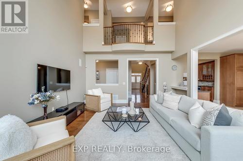 530 Golfview Court, Oakville, ON - Indoor Photo Showing Living Room