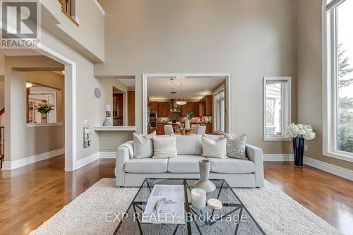 530 Golfview Court, Oakville, ON - Indoor Photo Showing Living Room