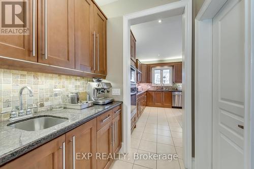530 Golfview Court, Oakville, ON - Indoor Photo Showing Kitchen
