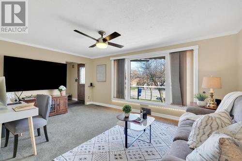 951 Atwater Avenue, Mississauga, ON - Indoor Photo Showing Living Room