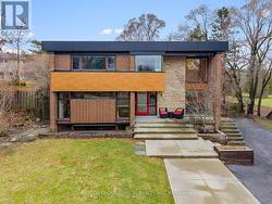 8 FOXDALE COURT Toronto, ON M2K 2P2