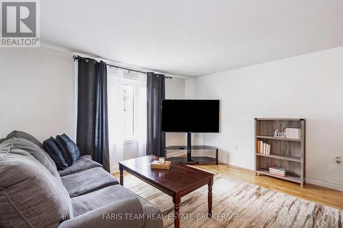 24 Laurie Crescent, Barrie, ON - Indoor Photo Showing Living Room