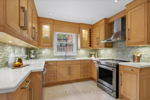 3459 Pitch Pine Crescent, Mississauga, ON - Indoor Photo Showing Kitchen